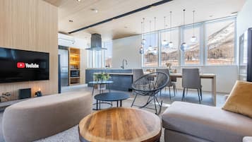 極品別墅 | 迷你吧、筆電工作空間、遮光布/窗簾、熨斗/熨衣板