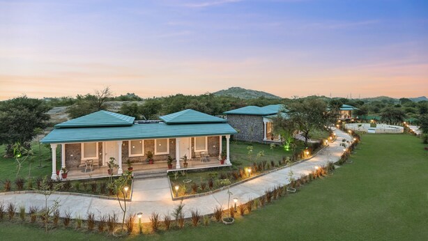 Un resort con varias edificaciones, cada una con un patio cubierto y mobiliario exterior.