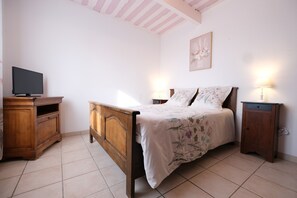 2 bedrooms, iron/ironing board, free WiFi, bed sheets