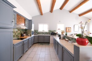 Refrigerador, microondas, horno y lavavajillas 