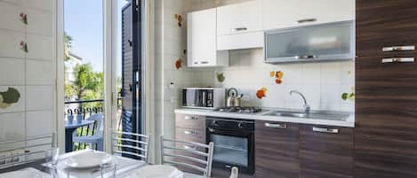 ثلاجة، ميكروويف، مستلزمات طهي/أطباق/أوعية، مائدة طعام