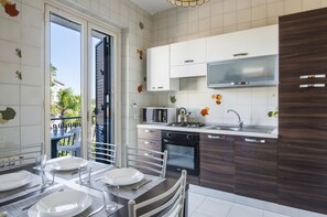 Refrigerador, microondas, utensilios de cocina y comedor 