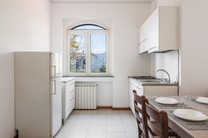 Frigorifero, microonde, pentole/stoviglie/utensili, tavolo da pranzo