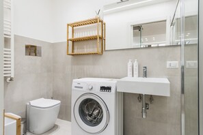 Regadera, secadora de cabello, bidet, toallas 