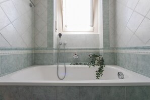Badewanne, Haartrockner, Bidet, Handtücher