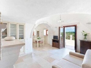 Een televisie en een open haard