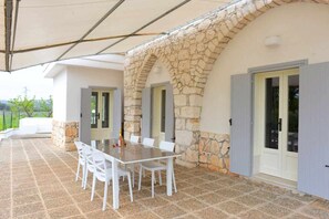 Outdoor dining - Green doline farmhouse. (Ostuni)