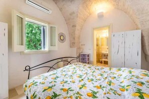 2 bedrooms, iron/ironing board, travel cot, free WiFi - Green doline farmhouse. (Ostuni)