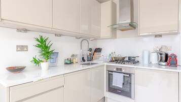 Departamento básico, 1 cama King size | Cocina privada | Refrigerador, horno, parrilla de estufa y tetera eléctrica