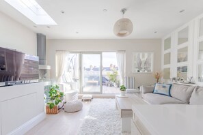 Basic Apartment, 1 King Bed | Private kitchen | Fridge, oven, stovetop, electric kettle - Airy & Modern 1BD Flat in Maida Vale (London)