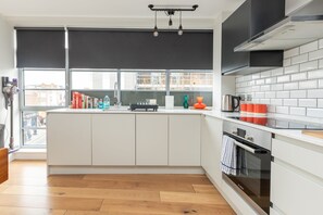 Basic Apartment, 1 Double Bed | Private kitchen | Fridge, oven, stovetop, dishwasher - Central and Bright 1 Bedroom Flat - Peckham (London)