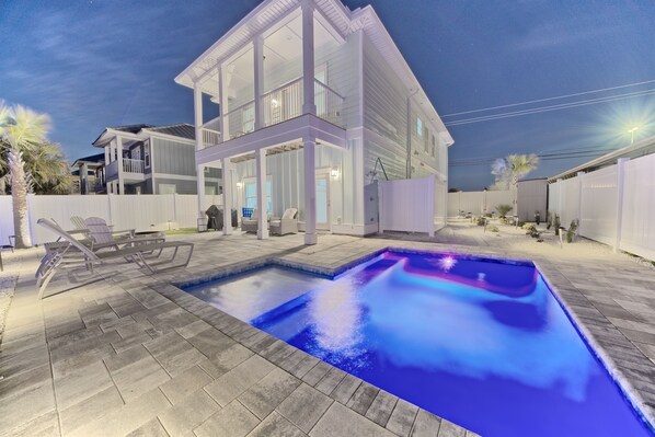 حمّام سباحة مُدفَّأ