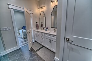 5 habitaciones, tabla de planchar con plancha, wifi y ropa de cama 