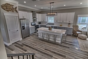 ثلاجة، ميكروويف، فرن، موقد طهي مسطح