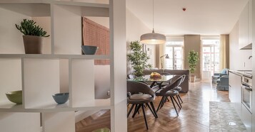 Deluxe Two-bedroom Apartment | Área de estar | TV de tela plana