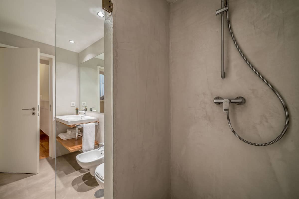 Loft Standar | Kamar mandi | Shower, perlengkapan mandi gratis, pengering rambut, dan kloset