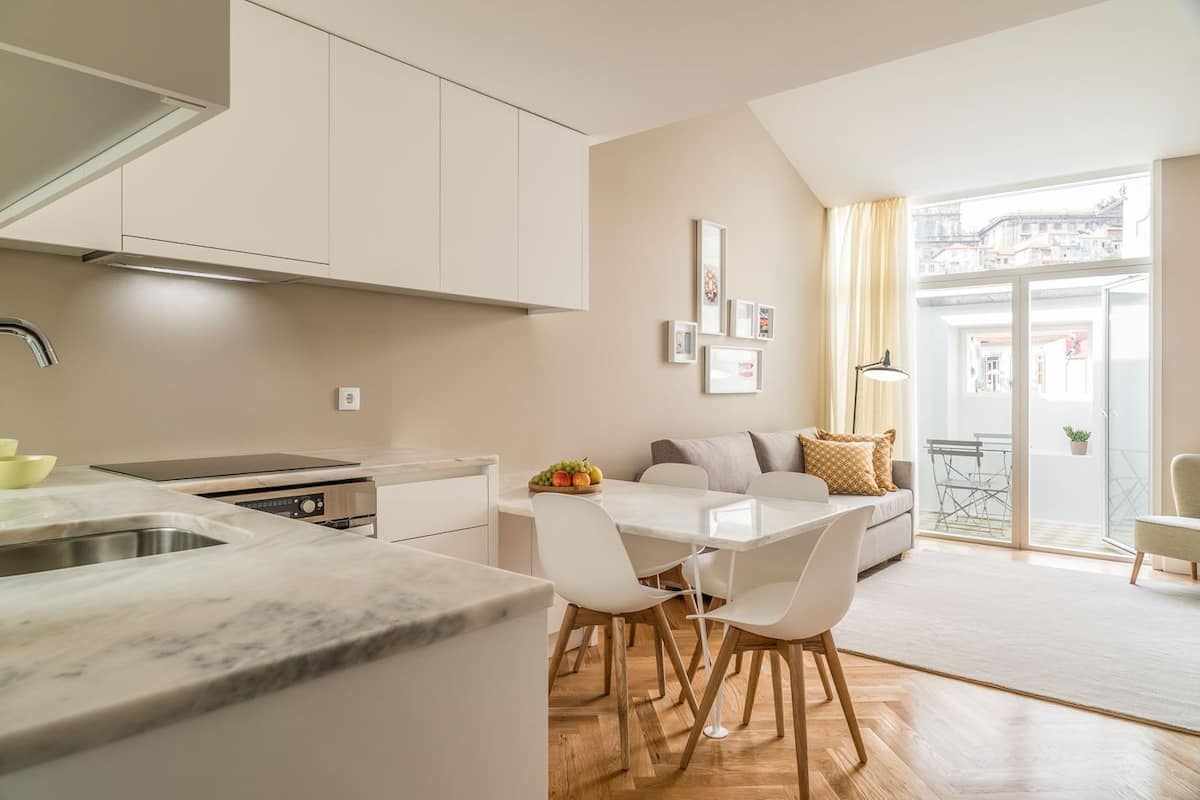 Apartemen Kota | Dapur pribadi | Lemari es besar, microwave, oven, dan kompor