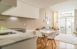City-Apartment | Eigene Küche | Großer Kühlschrank, Mikrowelle, Ofen, Herdplatte