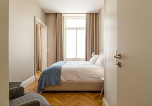 Individually decorated, individually furnished, desk, laptop workspace - Mouzinho 160 (Porto)