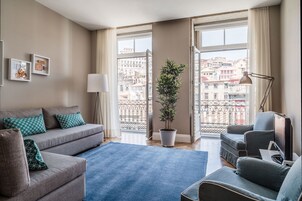 Deluxe Two-bedroom Apartment | Área de estar | TV de tela plana