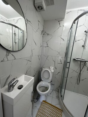 Bathroom - flat in London (London)