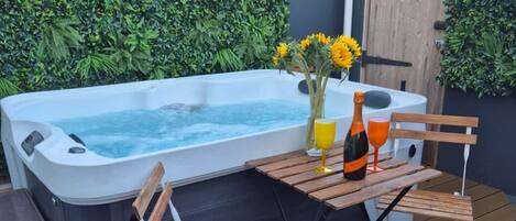 Outdoor spa tub