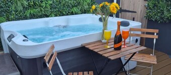 Spacious 4-Bed Plymouth Townhouse with Private Hot Tub | Sleeps 12