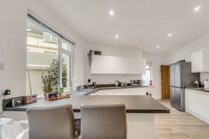 Fridge, microwave, oven, stovetop - Jungle Hot Tub, Outdoor Shower, Games Room, Free Netflix, 4 double bedrooms (Peverell)