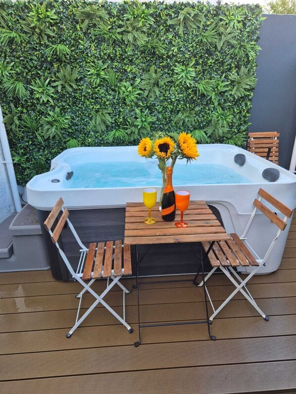 Tina de hidromasaje al aire libre