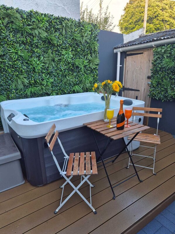Outdoor spa tub - Jungle Hot Tub, Outdoor Shower, Games Room, Free Netflix, 4 double bedrooms (Peverell)