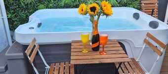 Jungle Hot Tub, Outdoor Shower, Games Room, Free Netflix, 4 double bedrooms