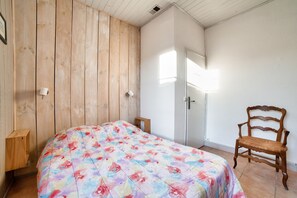2 bedrooms, iron/ironing board, free WiFi