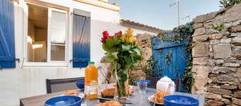 Pretty house with courtyard for 5 people