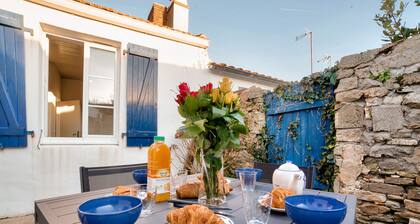 Pretty house with courtyard for 5 people