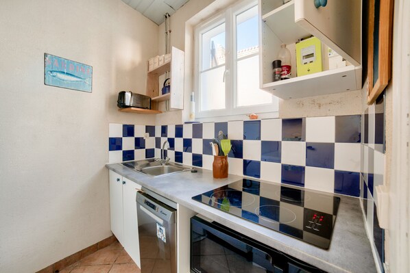 Fridge, microwave, oven, dishwasher