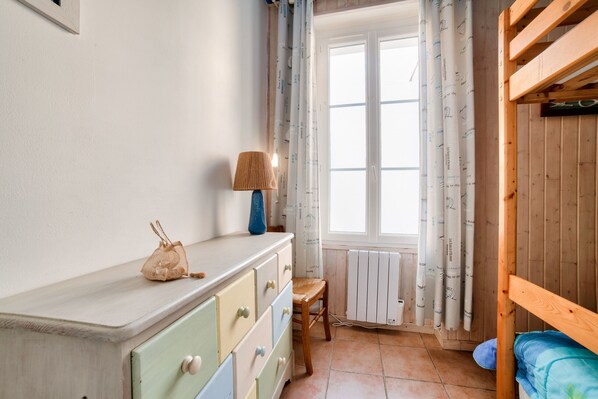 2 bedrooms, iron/ironing board, free WiFi