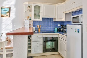 Een koelkast, een microgolfoven, een oven