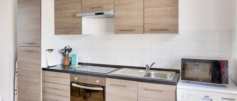 Fridge, oven, dishwasher, coffee/tea maker