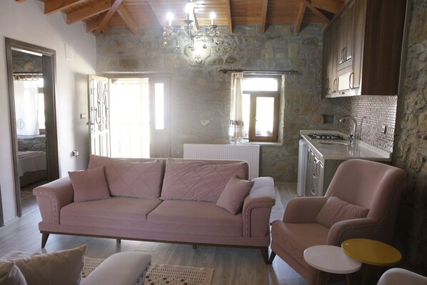 Comfort Room, 1 Bedroom | Living area