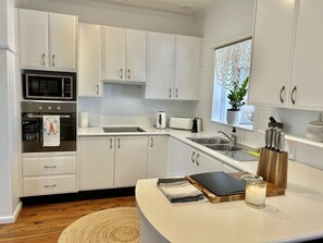 Microwave, oven, stovetop, dishwasher - The Ultimate Family Friendly Getaway (Long Jetty)