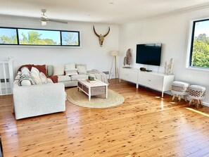 Smart TV - The Ultimate Family Friendly Getaway (Long Jetty)