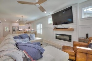 Smart TV, fireplace, books - Experience luxury at the Redneck Ritz in Oak Island, with 6 bedrooms for 14 guests. (Oak Island)