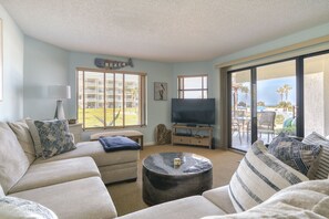 TV, DVD player, table football, ping pong - CRC 1107 - Silver Ground Floor Pool View Condo (Saint Augustine)