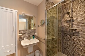 Towels, toilet paper - Just Stay Wales - Waterfront Townhouse  (Swansea)