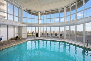 Una piscina cubierta
