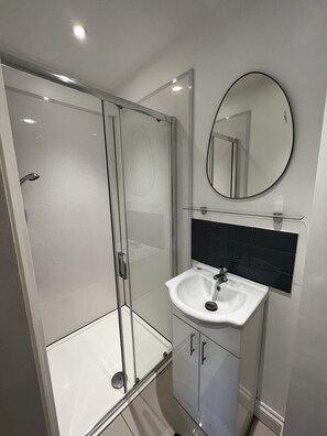 Bathroom - flat in London (London)