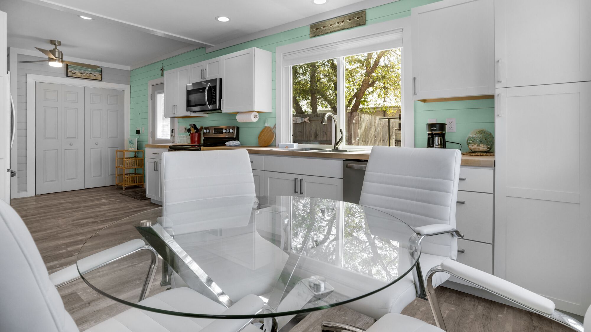 6 Minutes to the Gulf, Cute & Coastal Cottage: Sleeps 6