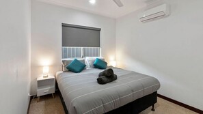 4 bedrooms, iron/ironing board, WiFi, bed sheets