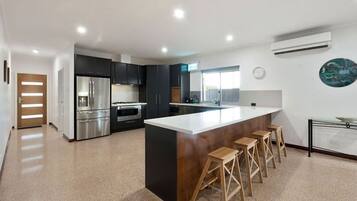 Fridge, oven, stovetop, dishwasher