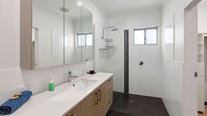 Shower, towels - Kingfisher - The holiday home with everything (Exmouth)